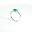 Anello in oro bianco con smeraldo Lab-Grown taglio ovale e diamanti Lab-Grown taglio brillante.