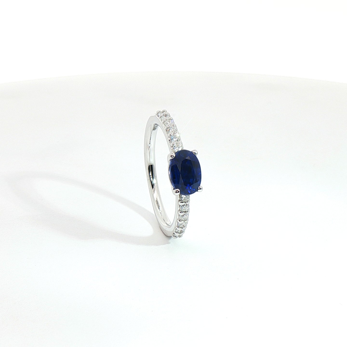 Anello in oro bianco con zaffiro Lab-Grown taglio ovale e diamanti lab-Grown taglio brillante.