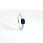 Anello in oro bianco con zaffiro Lab-Grown taglio ovale e diamanti lab-Grown taglio brillante.