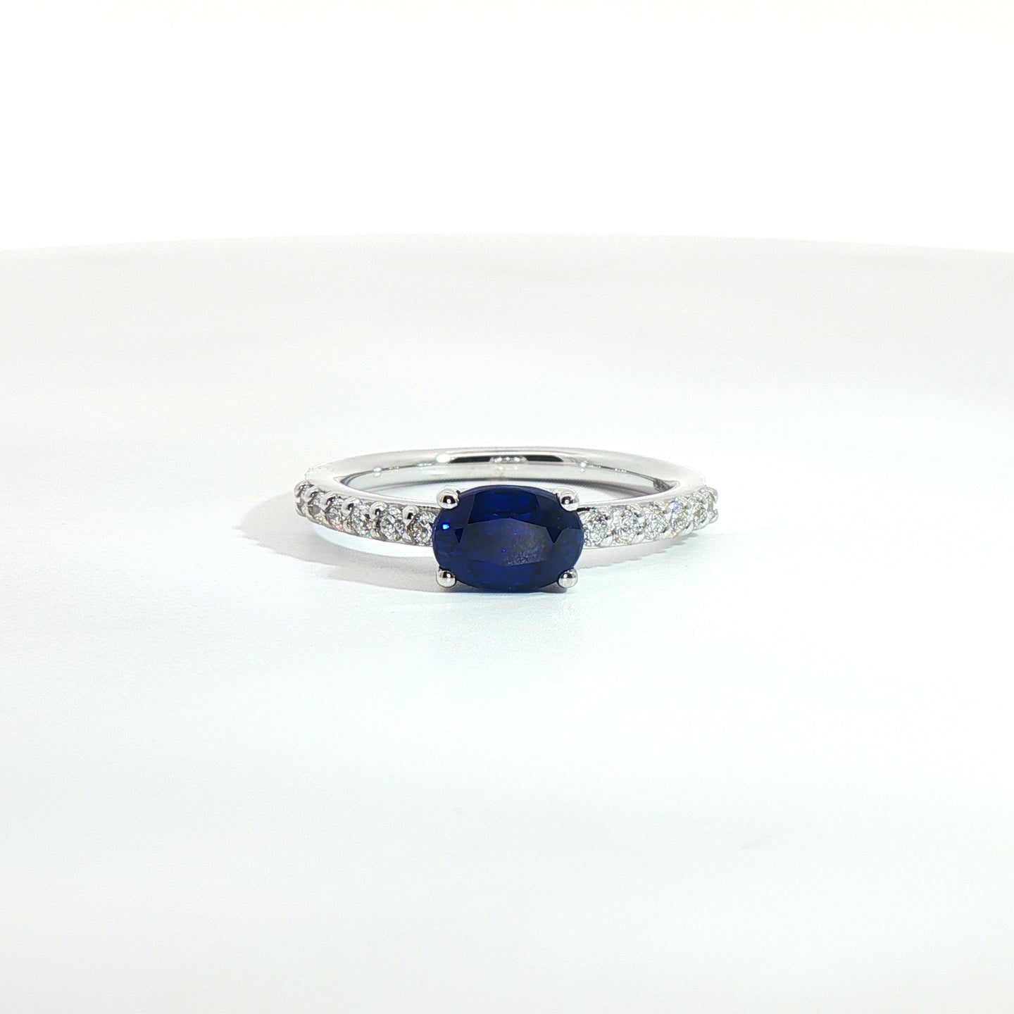 Anello in oro bianco con zaffiro Lab-Grown taglio ovale e diamanti lab-Grown taglio brillante.