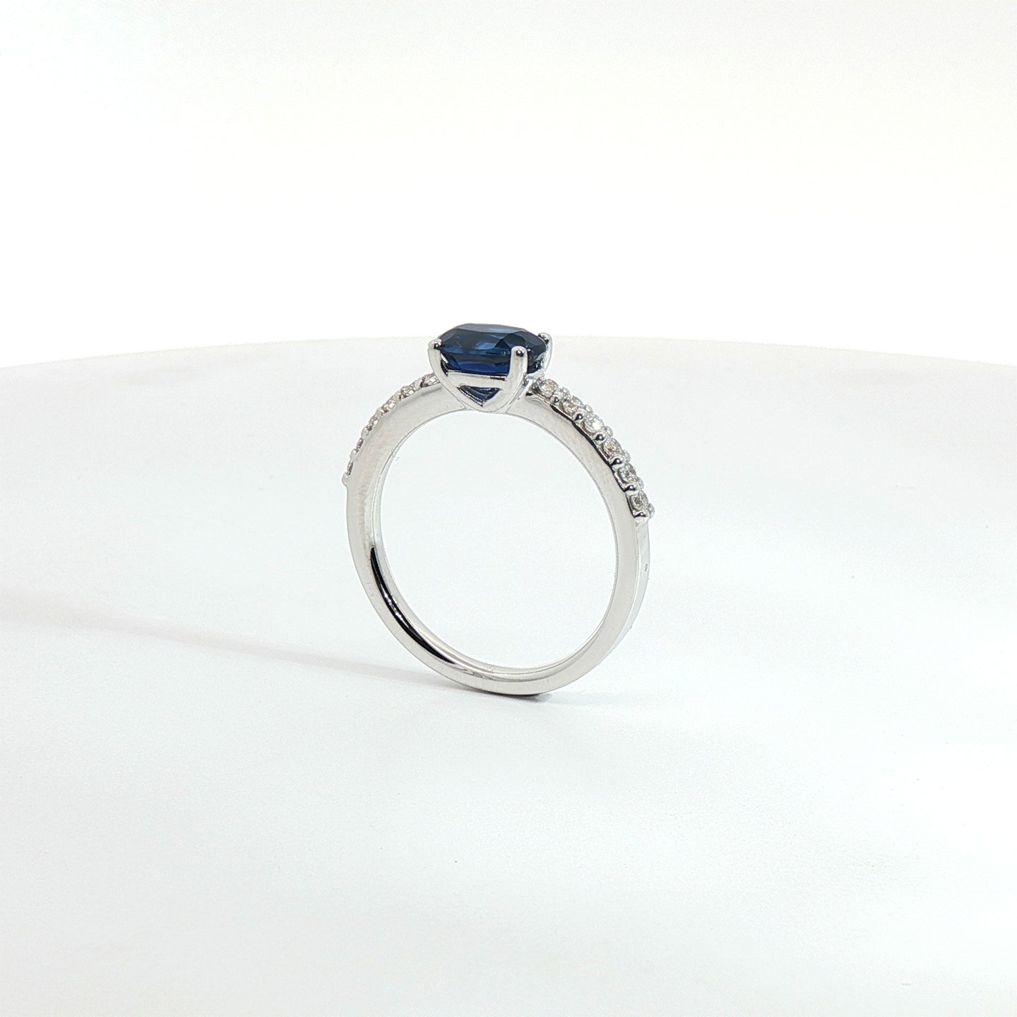 Anello in oro bianco con zaffiro Lab-Grown taglio ovale e diamanti lab-Grown taglio brillante.