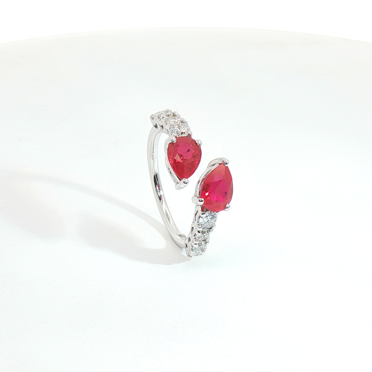 Anello Twin in oro bianco con rubini Lab-Grown taglio goccia e diamanti Lab-Grown taglio brillante.