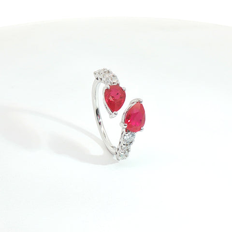 Anello Twin in oro bianco con rubini Lab-Grown taglio goccia e diamanti Lab-Grown taglio brillante.
