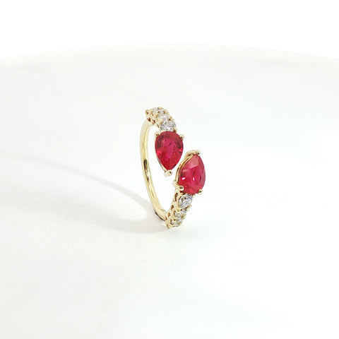 Anello Twin in oro giallo con rubini Lab-Grown taglio goccia e diamanti Lab-Grown taglio brillante.