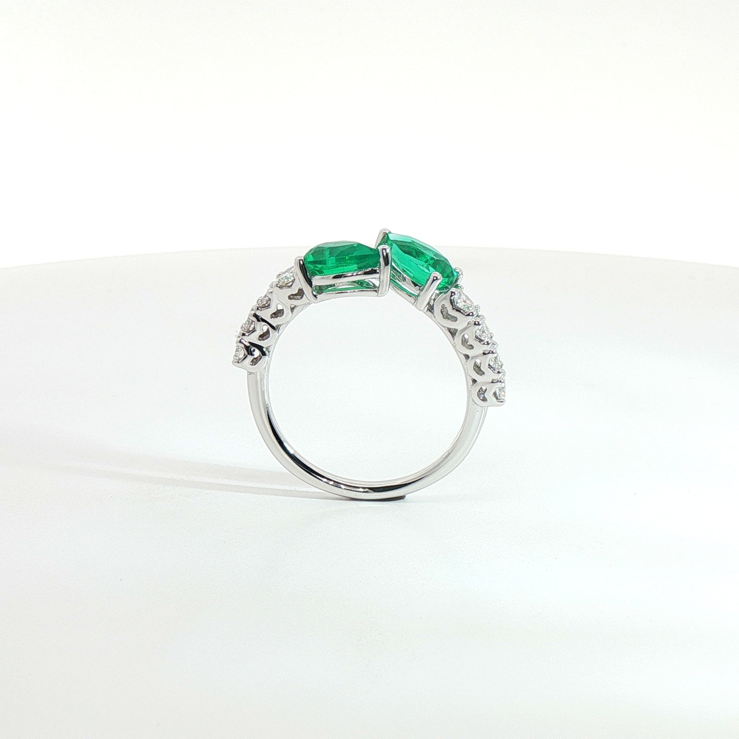 Anello Twin in oro bianco con smeraldi Lab-Grown taglio goccia e diamanti Lab-Grown taglio brillante.