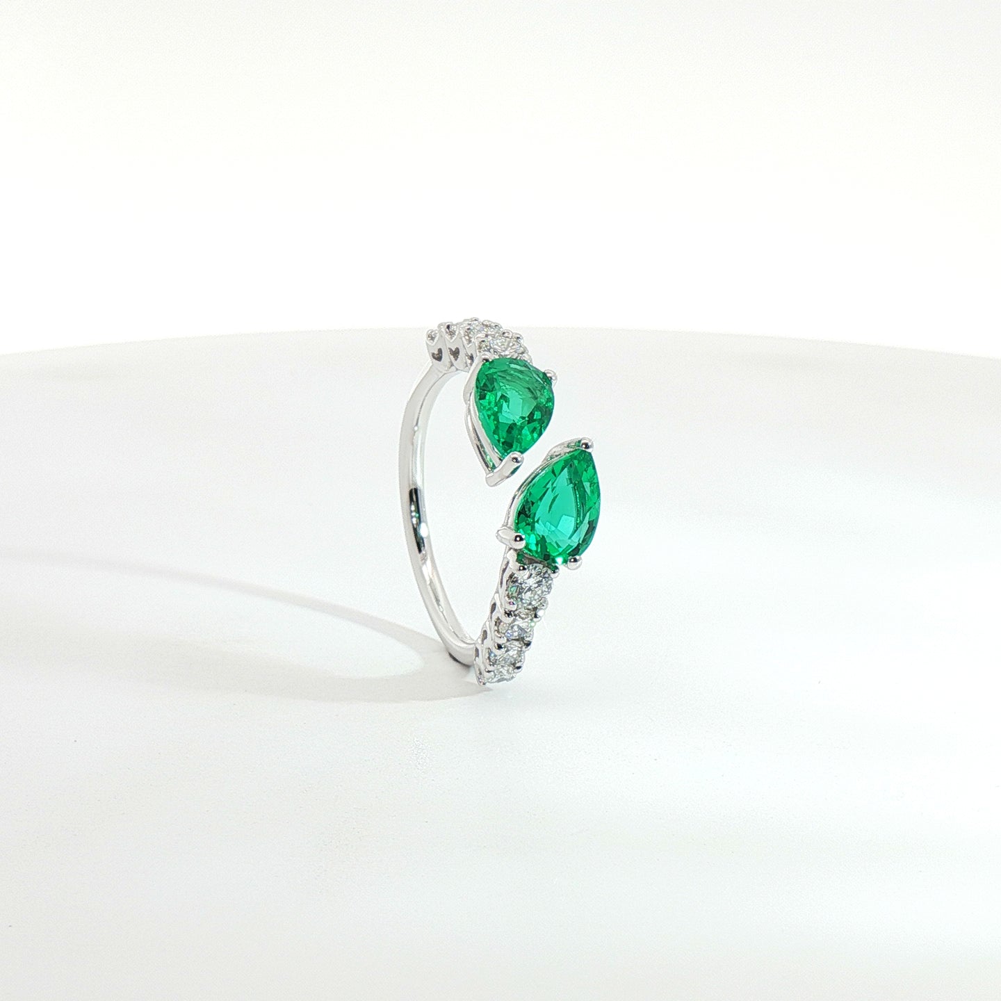 Anello Twin in oro bianco con smeraldi Lab-Grown taglio goccia e diamanti Lab-Grown taglio brillante.