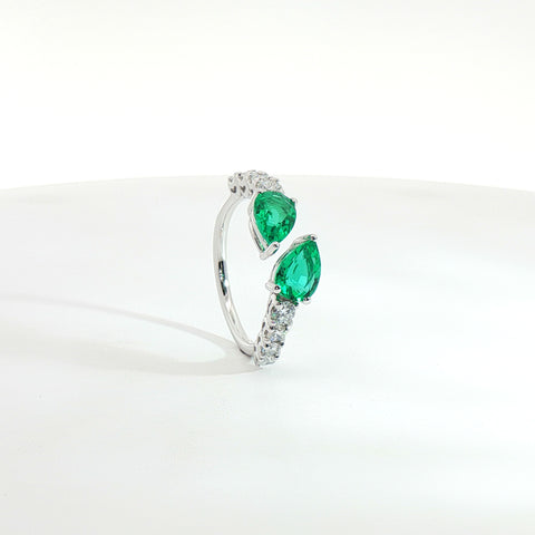 Anello Twin in oro bianco con smeraldi Lab-Grown taglio goccia e diamanti Lab-Grown taglio brillante.