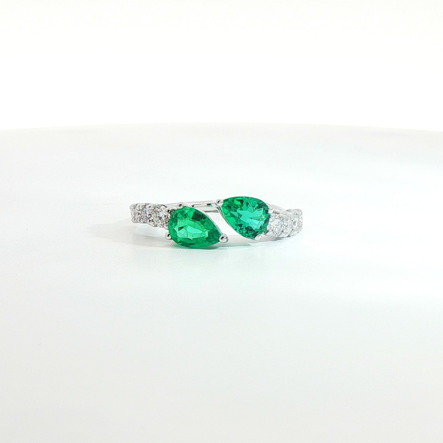 Anello Twin in oro bianco con smeraldi Lab-Grown taglio goccia e diamanti Lab-Grown taglio brillante.