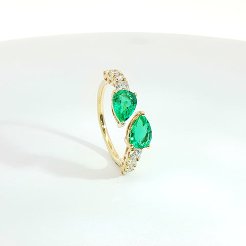 Anello Twin in oro giallo con smeraldi Lab-Grown taglio goccia e diamanti Lab-grown taglio brillante.