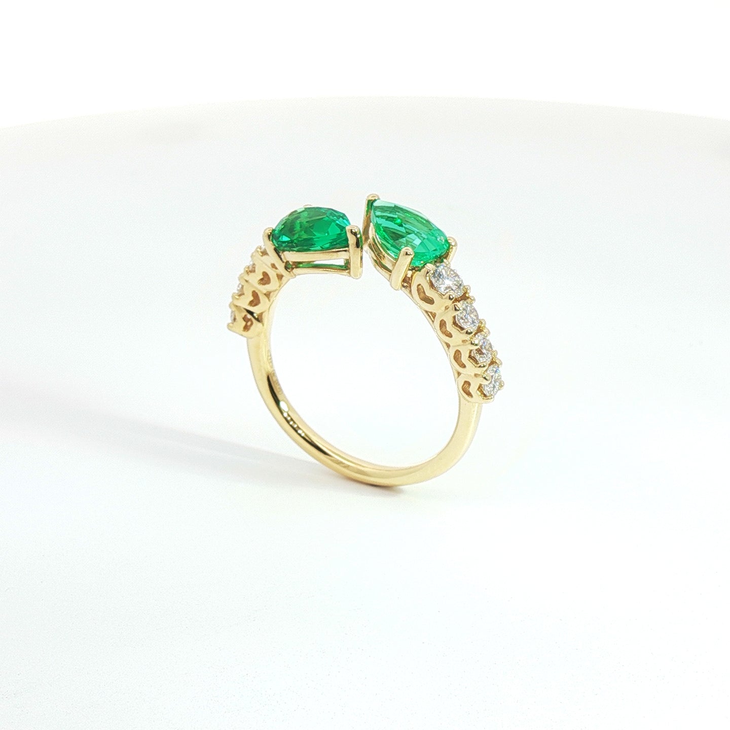 Anello Twin in oro giallo con smeraldi Lab-Grown taglio goccia e diamanti Lab-grown taglio brillante.