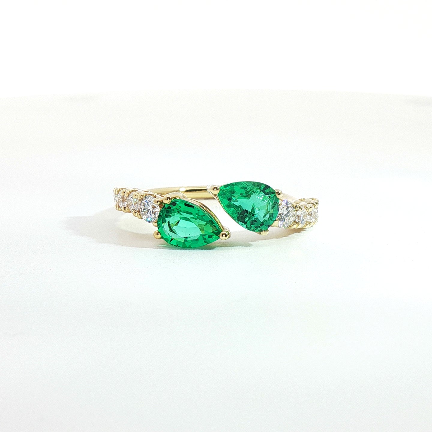 Anello Twin in oro giallo con smeraldi Lab-Grown taglio goccia e diamanti Lab-grown taglio brillante.