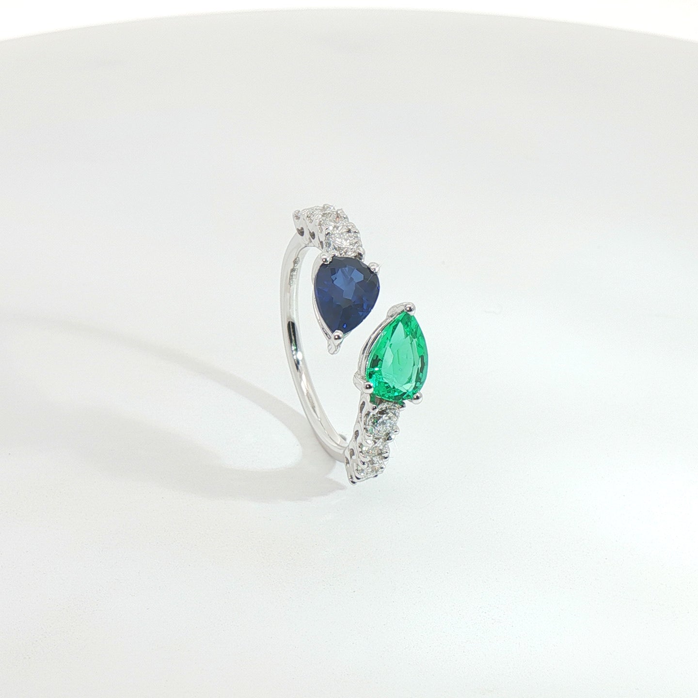 Anello Twin in oro bianco con smeraldo, zaffiro e diamanti Lab-Grown.
