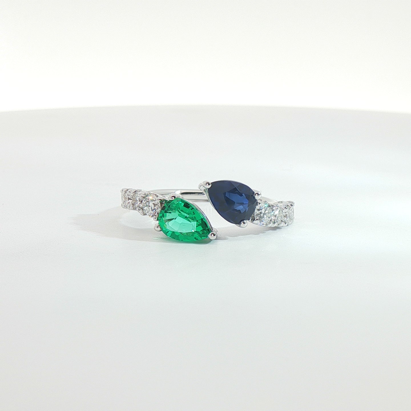 Anello Twin in oro bianco con smeraldo, zaffiro e diamanti Lab-Grown.