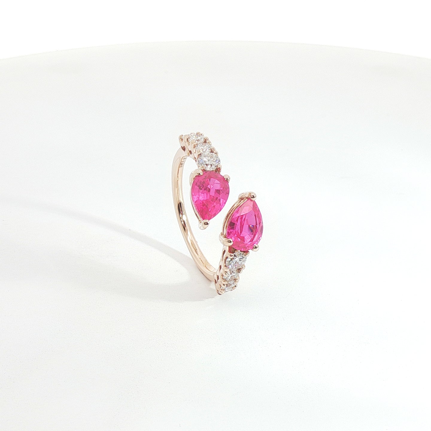 Anello Twin in oro rosa con zaffiri rosa Lab-Grown taglio goccia e diamanti Lab-Grown taglio brillante.