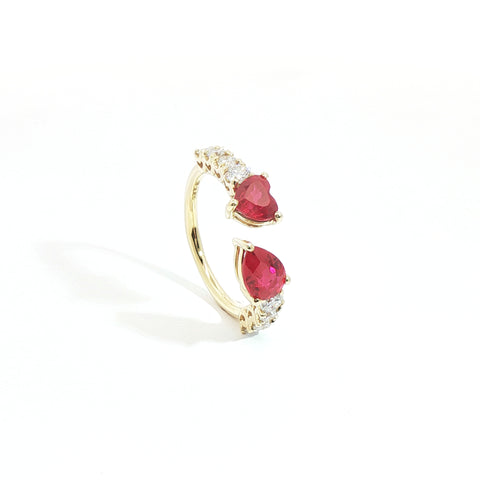 Anello Twin in oro giallo con rubini Lab-Grown e diamanti Lab-Grown taglio brillante.