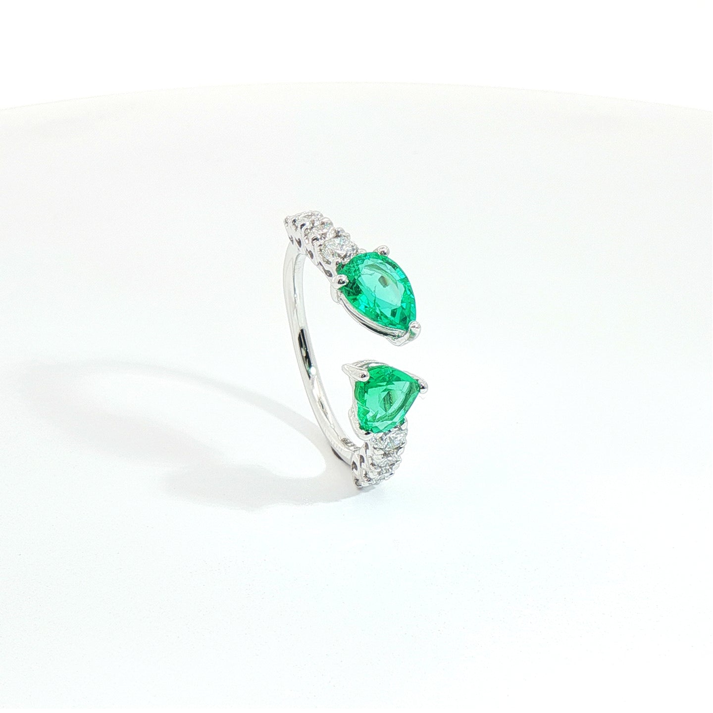 Anello Twin in oro bianco con smeraldi Lab-Grown e diamanti Lab-Grown taglio brillante.