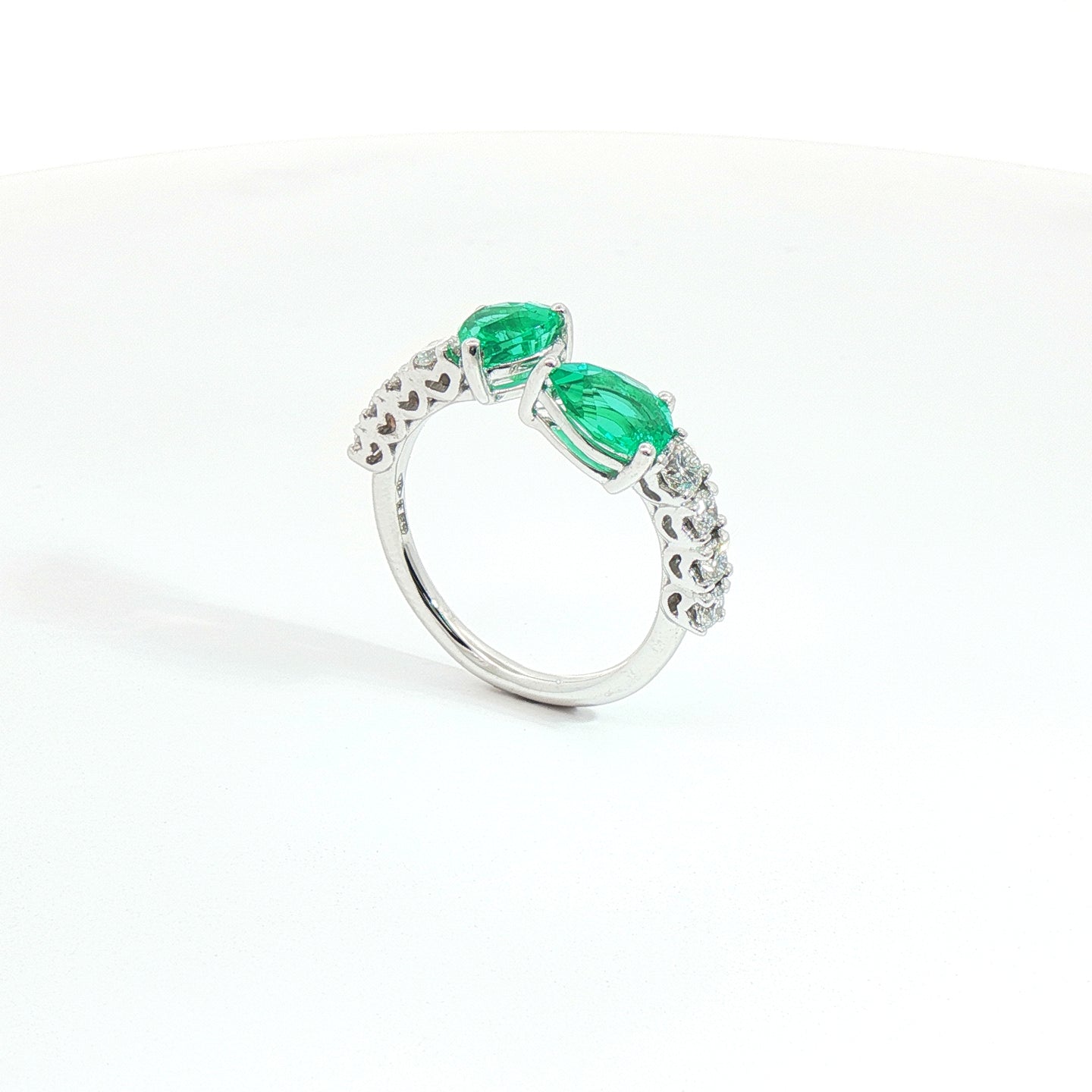 Anello Twin in oro bianco con smeraldi Lab-Grown e diamanti Lab-Grown taglio brillante.