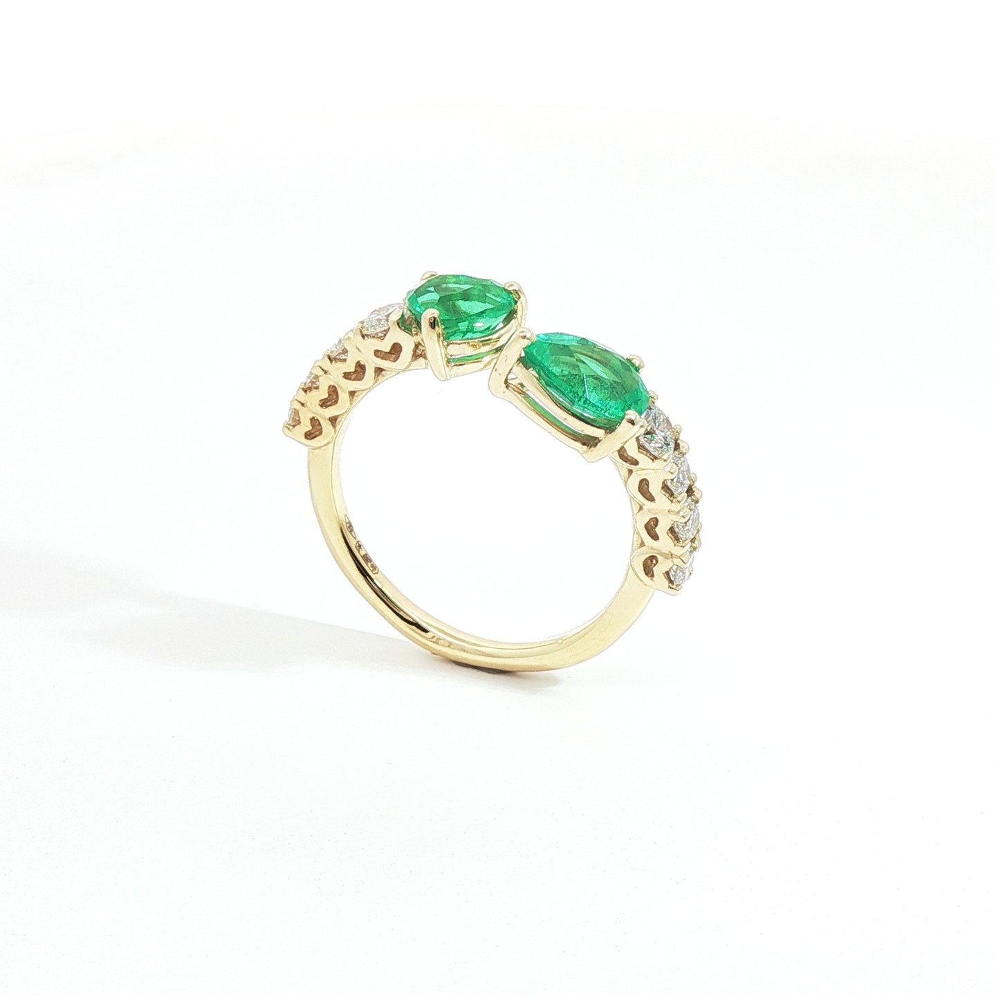 Anello Twin in oro giallo con smeraldi Lab-Grown e diamanti Lab-Grown taglio brillante.