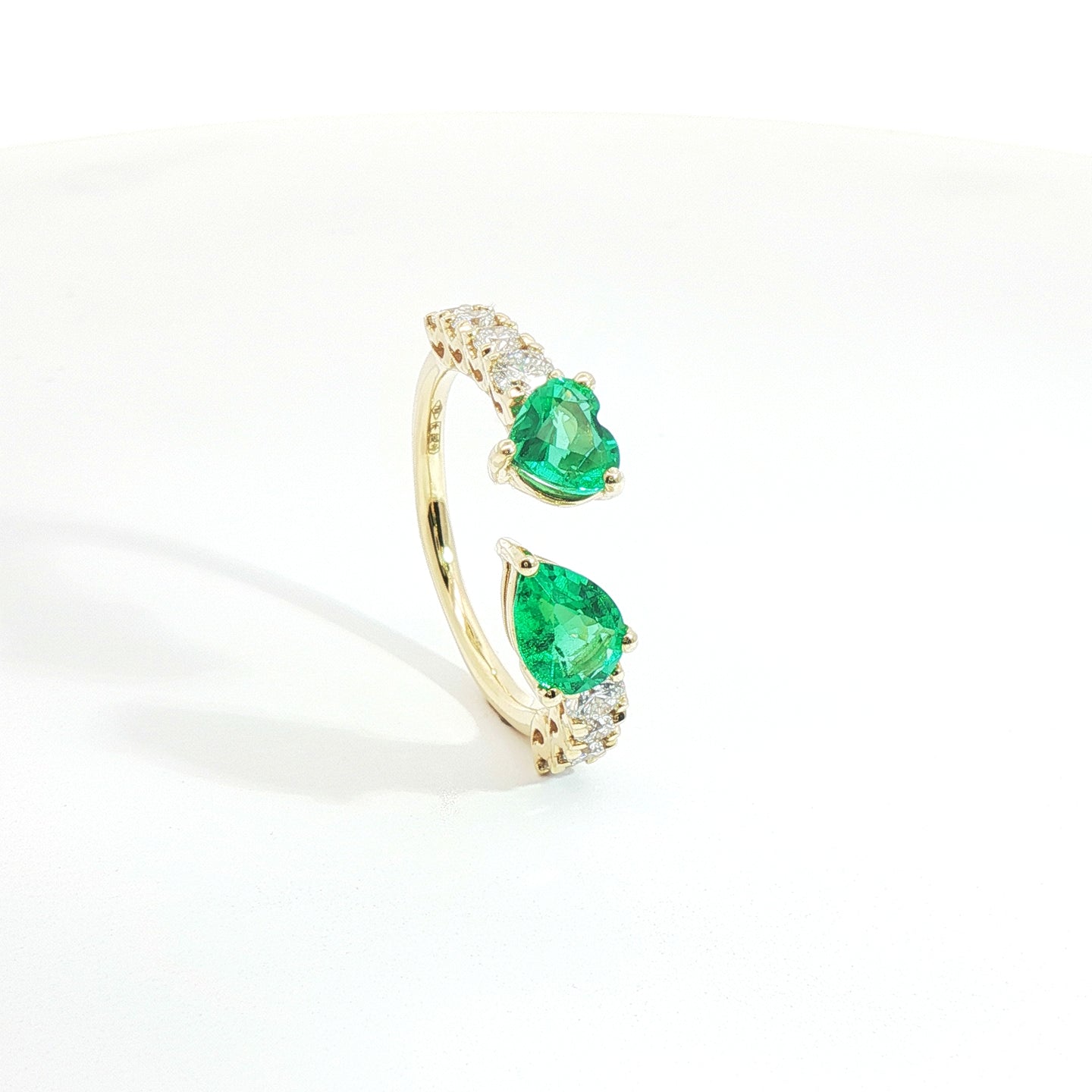 Anello Twin in oro giallo con smeraldi Lab-Grown e diamanti Lab-Grown taglio brillante.