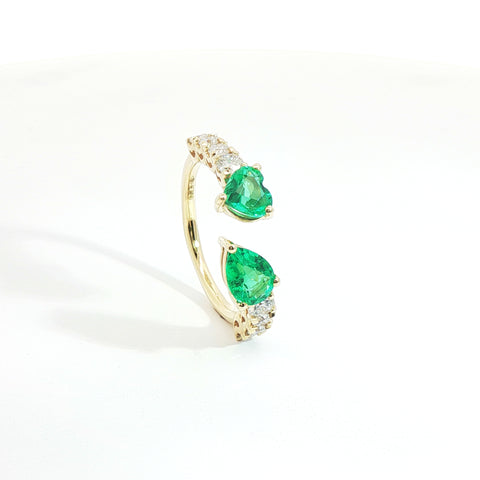 Anello Twin in oro giallo con smeraldi Lab-Grown e diamanti Lab-Grown taglio brillante.