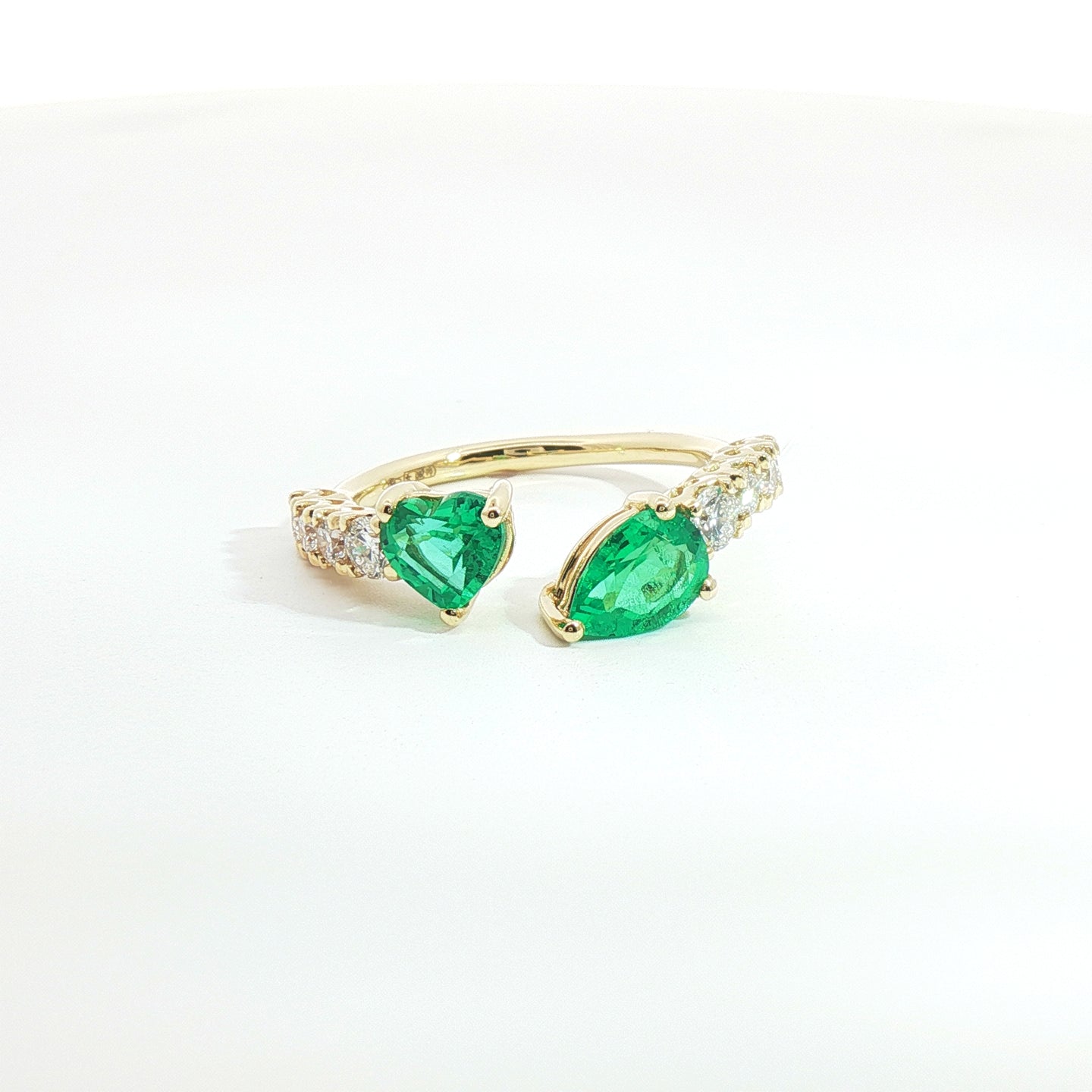 Anello Twin in oro giallo con smeraldi Lab-Grown e diamanti Lab-Grown taglio brillante.