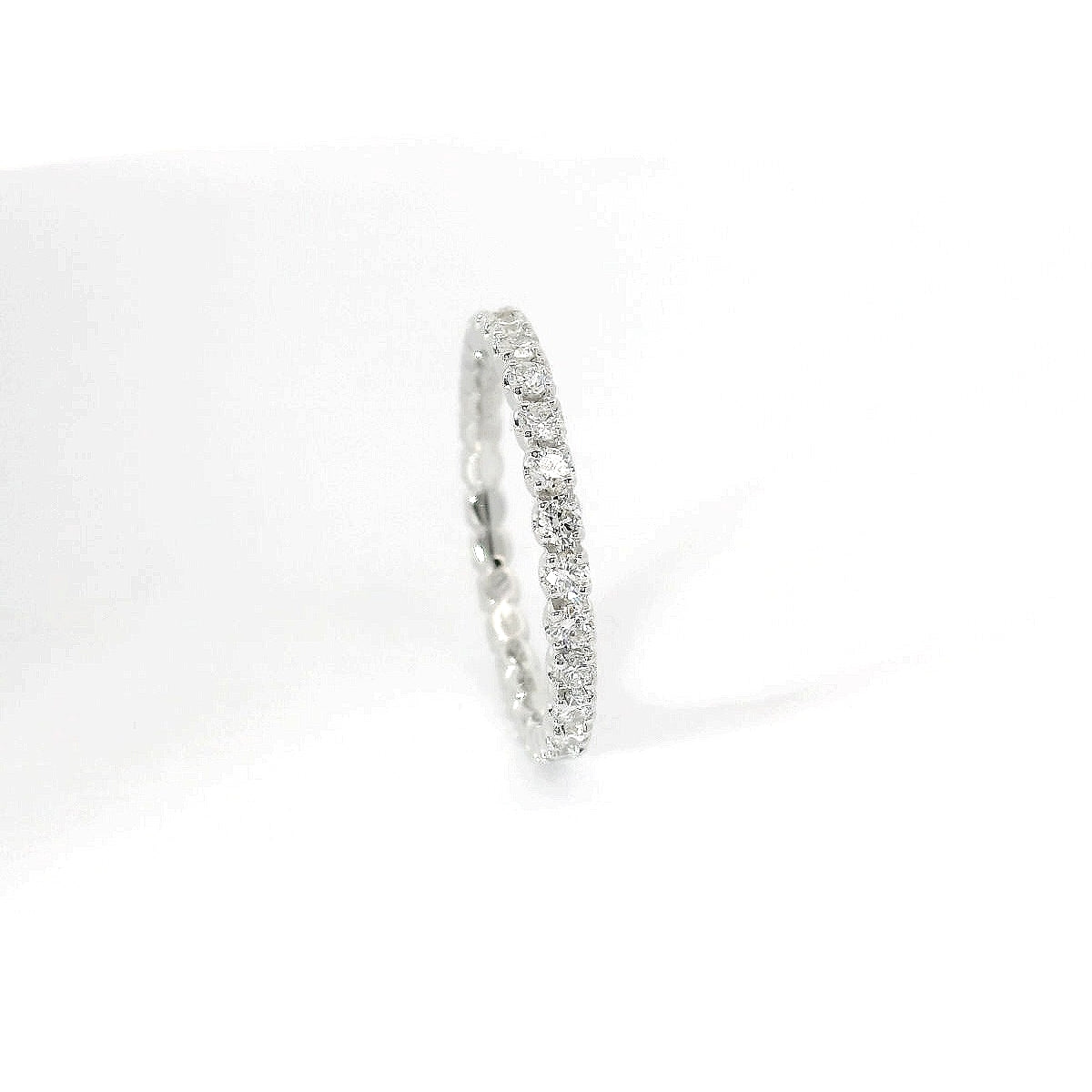 Eternity in oro bianco e diamanti lab-grown taglio brillante, 0,71 carati.