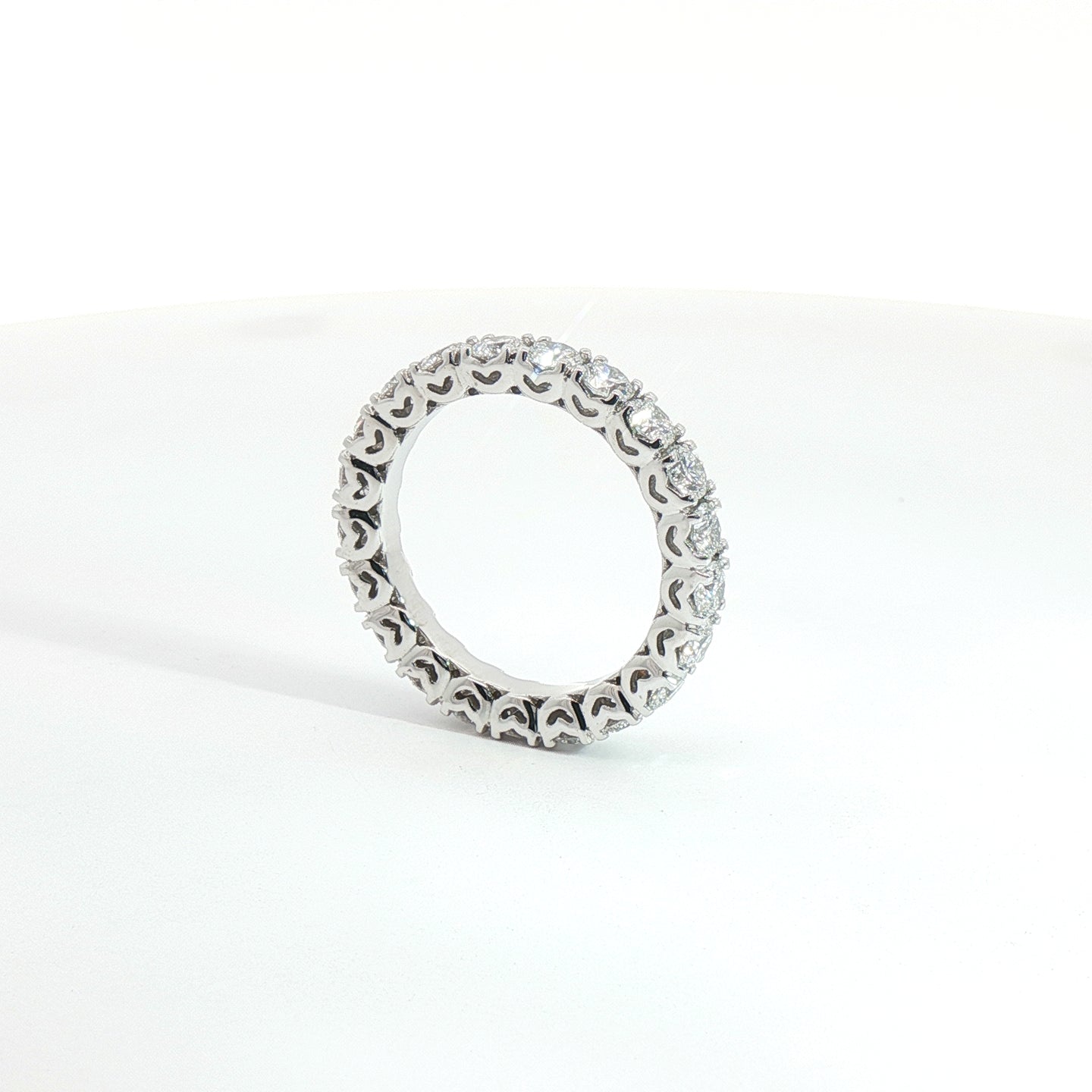 Eternity in oro bianco con diamanti Lab-Grown taglio brillante, 2,06 carati.