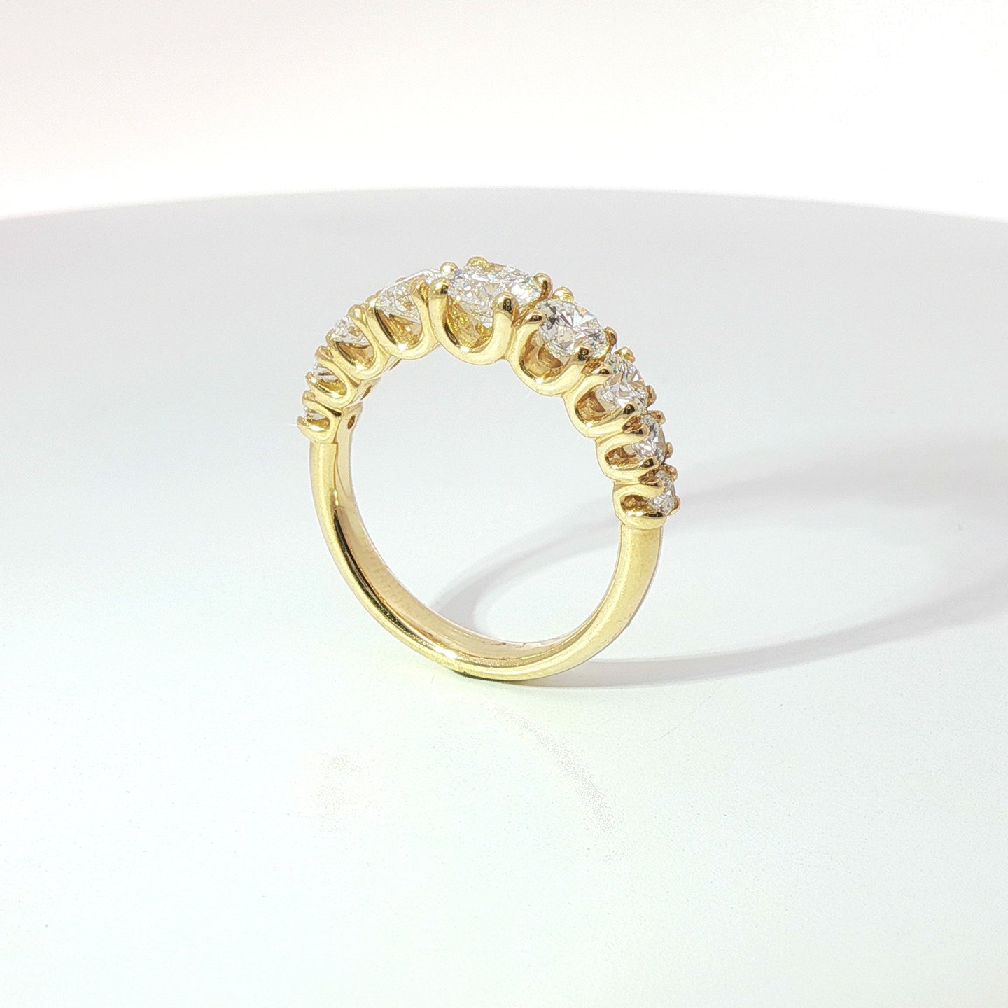 Fedina in oro giallo con diamanti Lab-Grown taglio brillante, 1,73 carati.