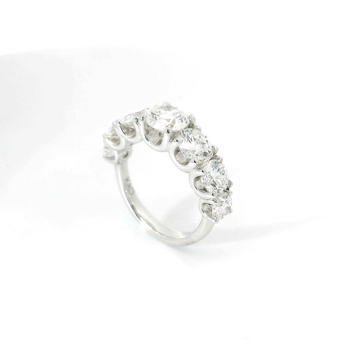 White gold gradation band ring with 7 brilliant-cut lab-grown diamonds, 4.19 carats.