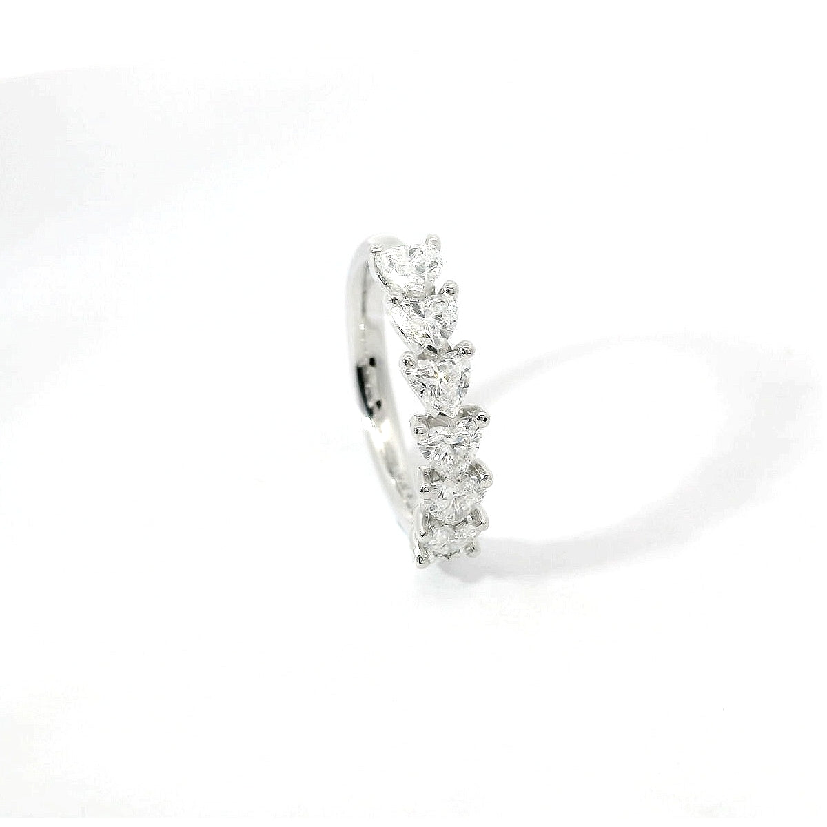 Fedina a 7 pietre in oro bianco con diamanti lab-grown taglio cuore, 1,35 carati.