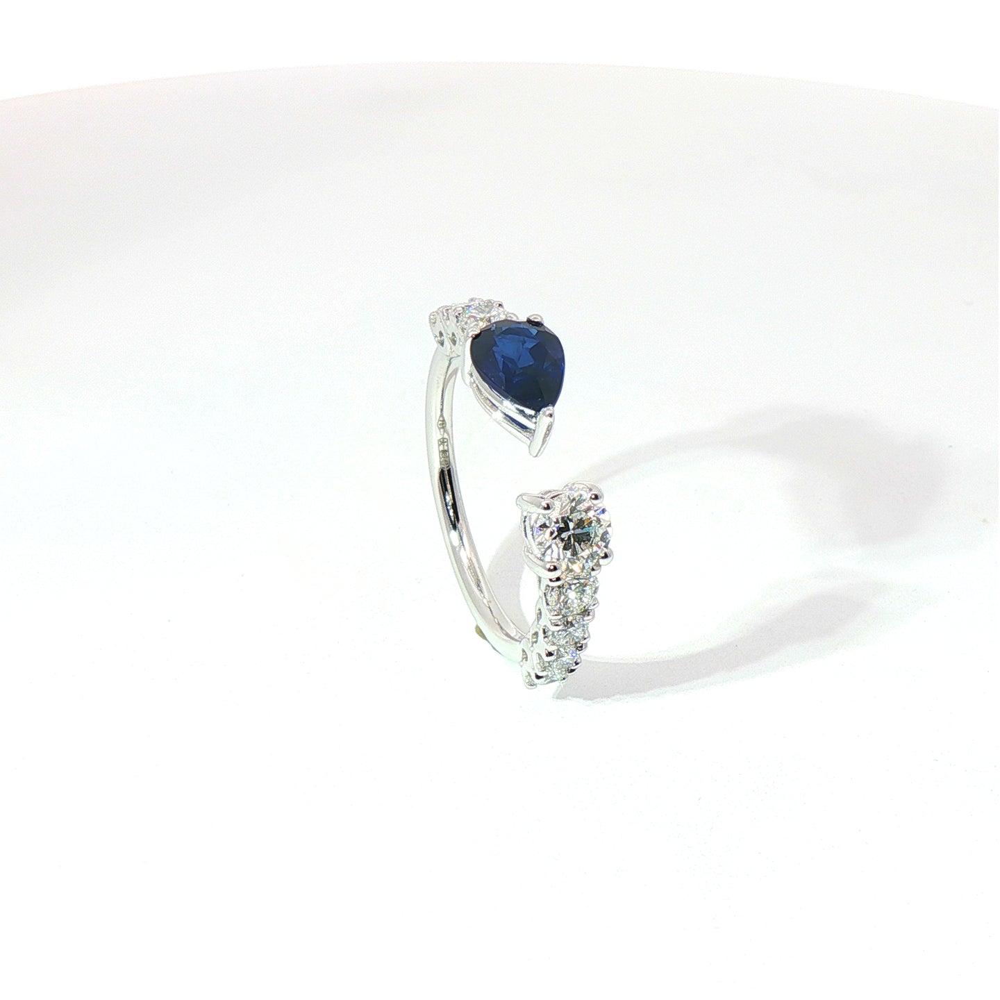 Anello in oro bianco con zaffiro Lab-Grown taglio goccia e diamanti Lab-Grown taglio brillante.