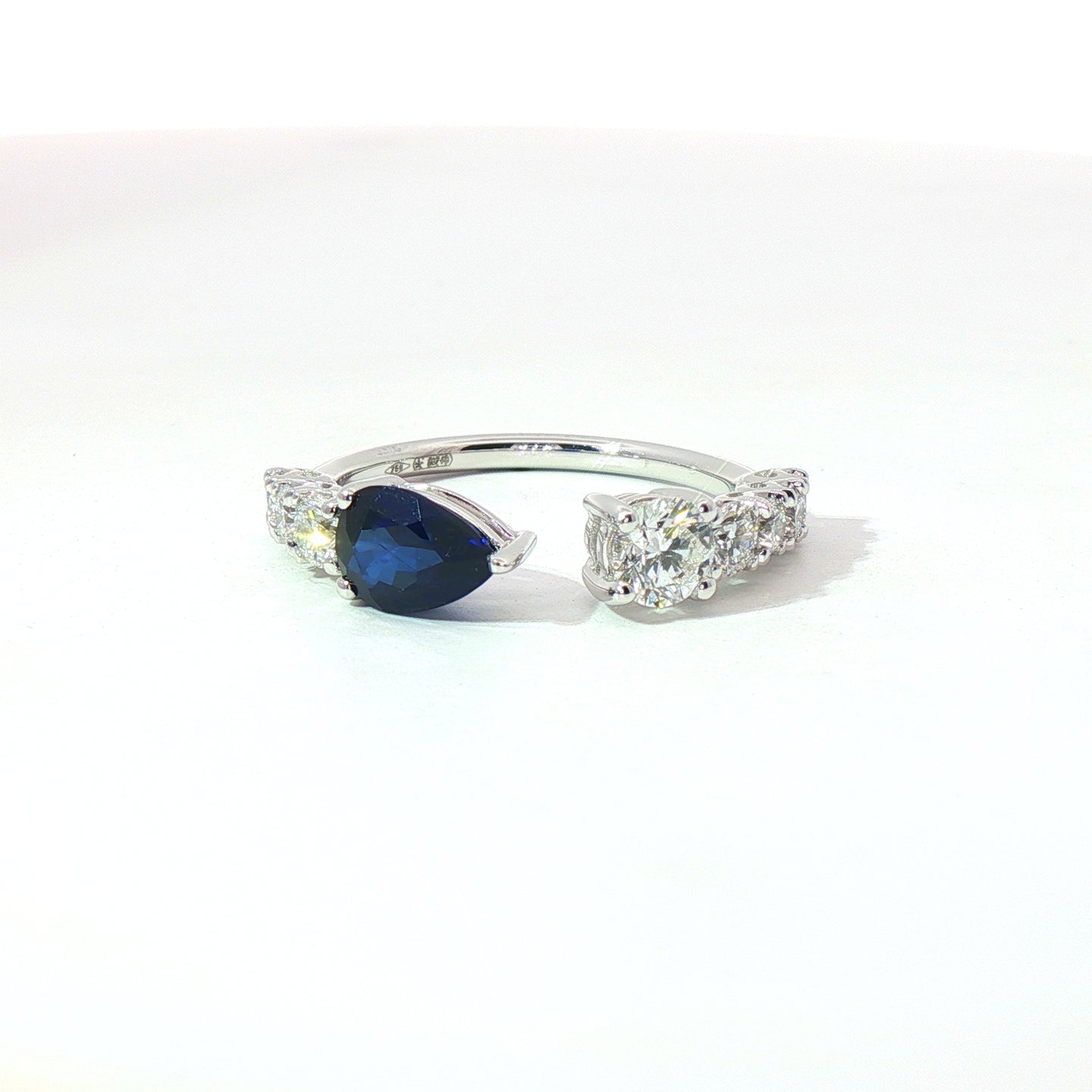 Anello in oro bianco con zaffiro Lab-Grown taglio goccia e diamanti Lab-Grown taglio brillante.