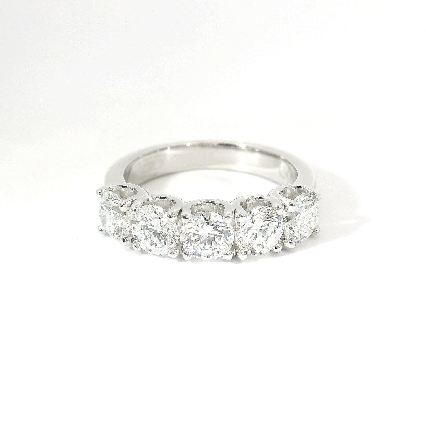 Fedina in oro bianco con 5 diamanti lab-grown taglio brillante, 2,10 carati.