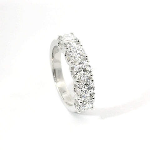 Fedina in oro bianco con 5 diamanti lab-grown taglio brillante, 2,10 carati.