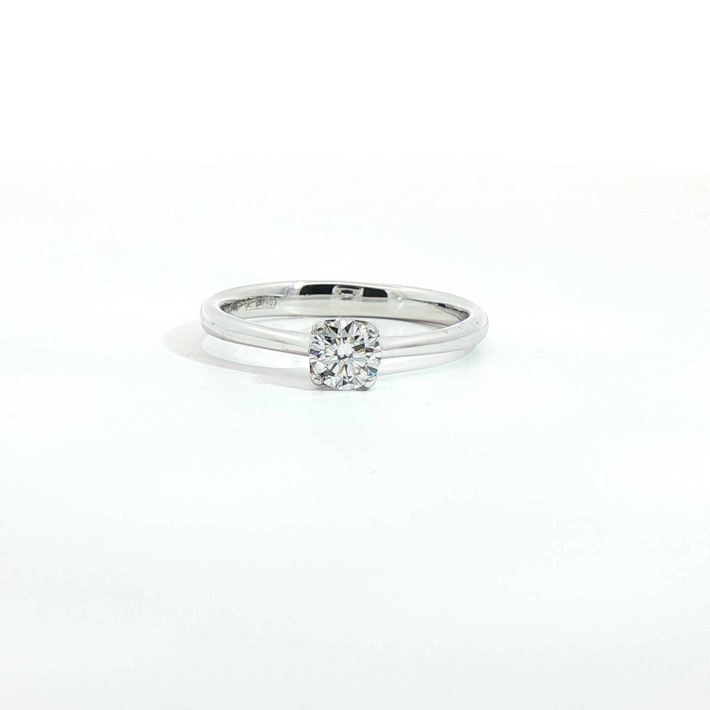 Solitario in oro bianco con diamante Lab-Grown taglio brillante, 0,31 carati.