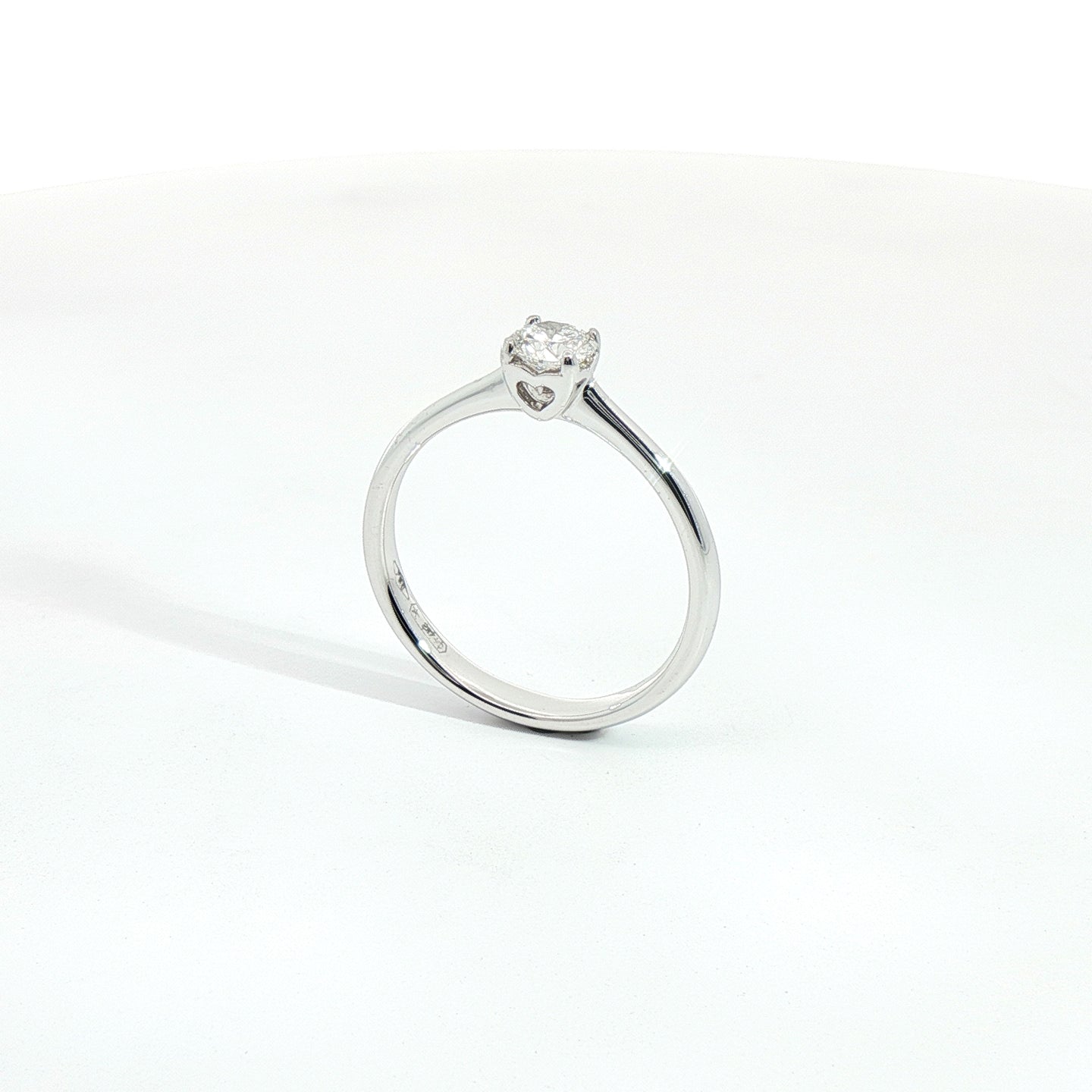 Solitario in oro bianco con diamante Lab-Grown taglio brillante, 0,31 carati.