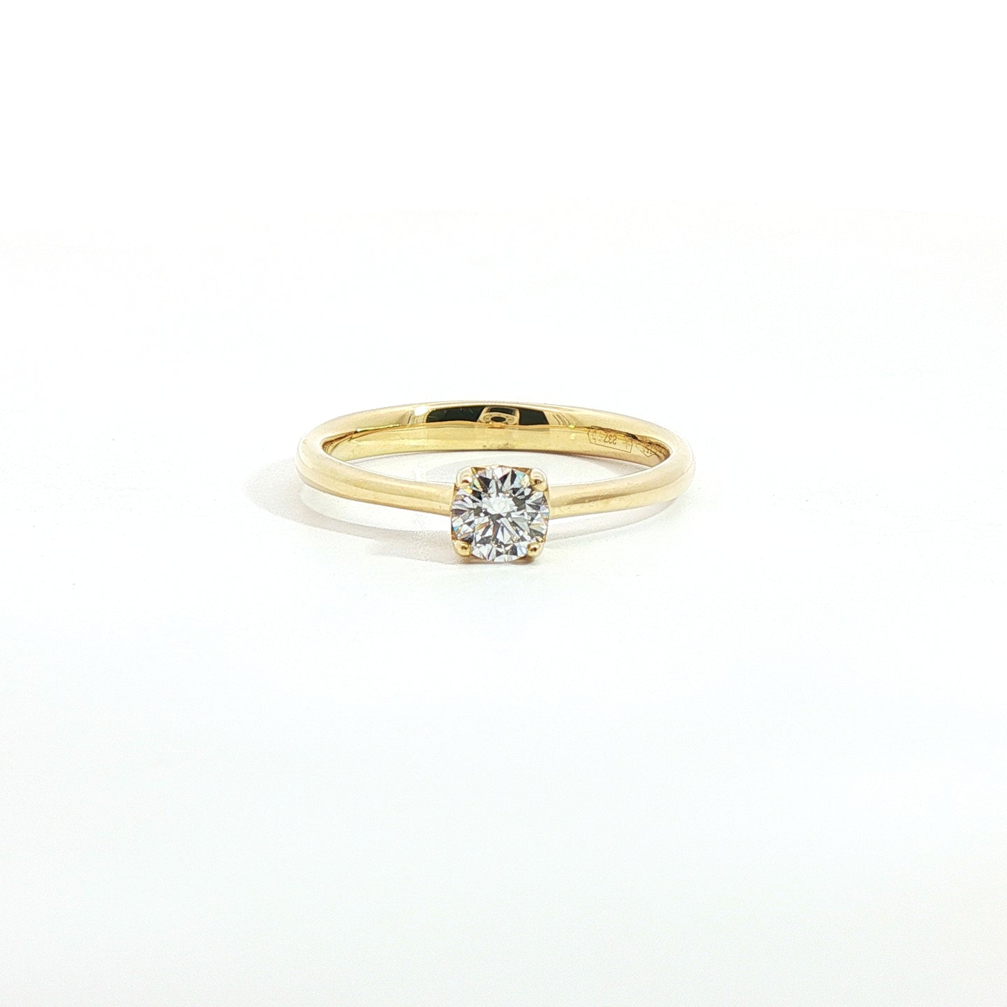 Solitario in oro giallo con diamante Lab-Grown taglio brillante, 0,31 carati.