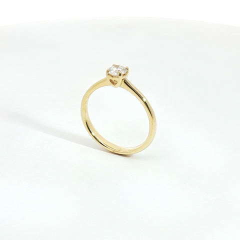 Solitario in oro giallo con diamante Lab-Grown taglio brillante, 0,31 carati.