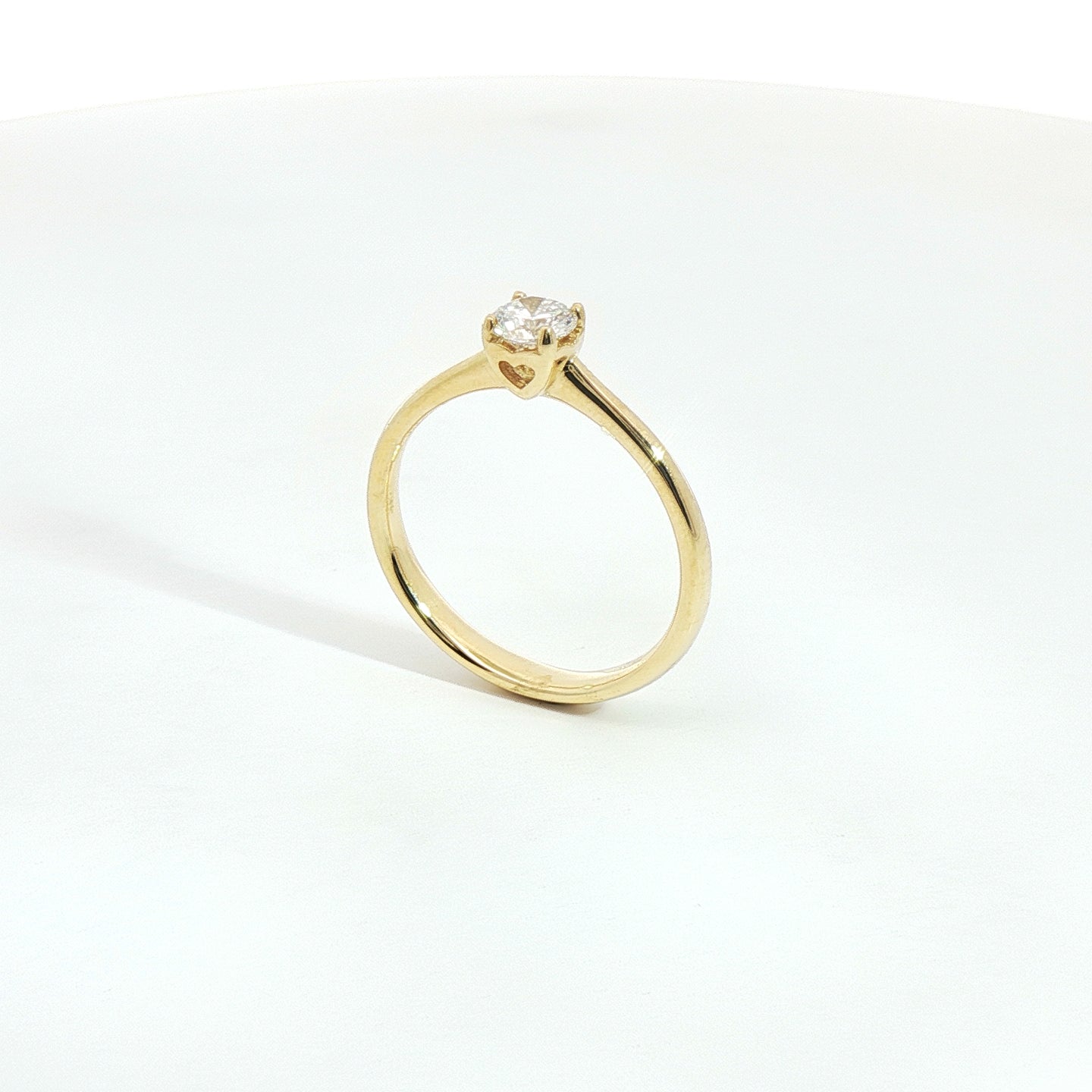 Solitario in oro giallo con diamante Lab-Grown taglio brillante, 0,31 carati.