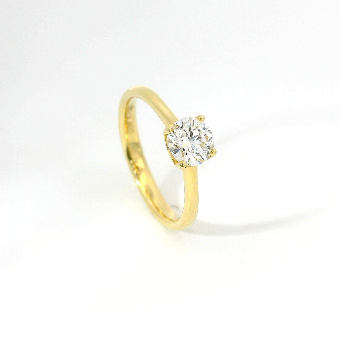 Solitario in oro giallo con diamante lab-grown taglio brillante, 0,68 carati.