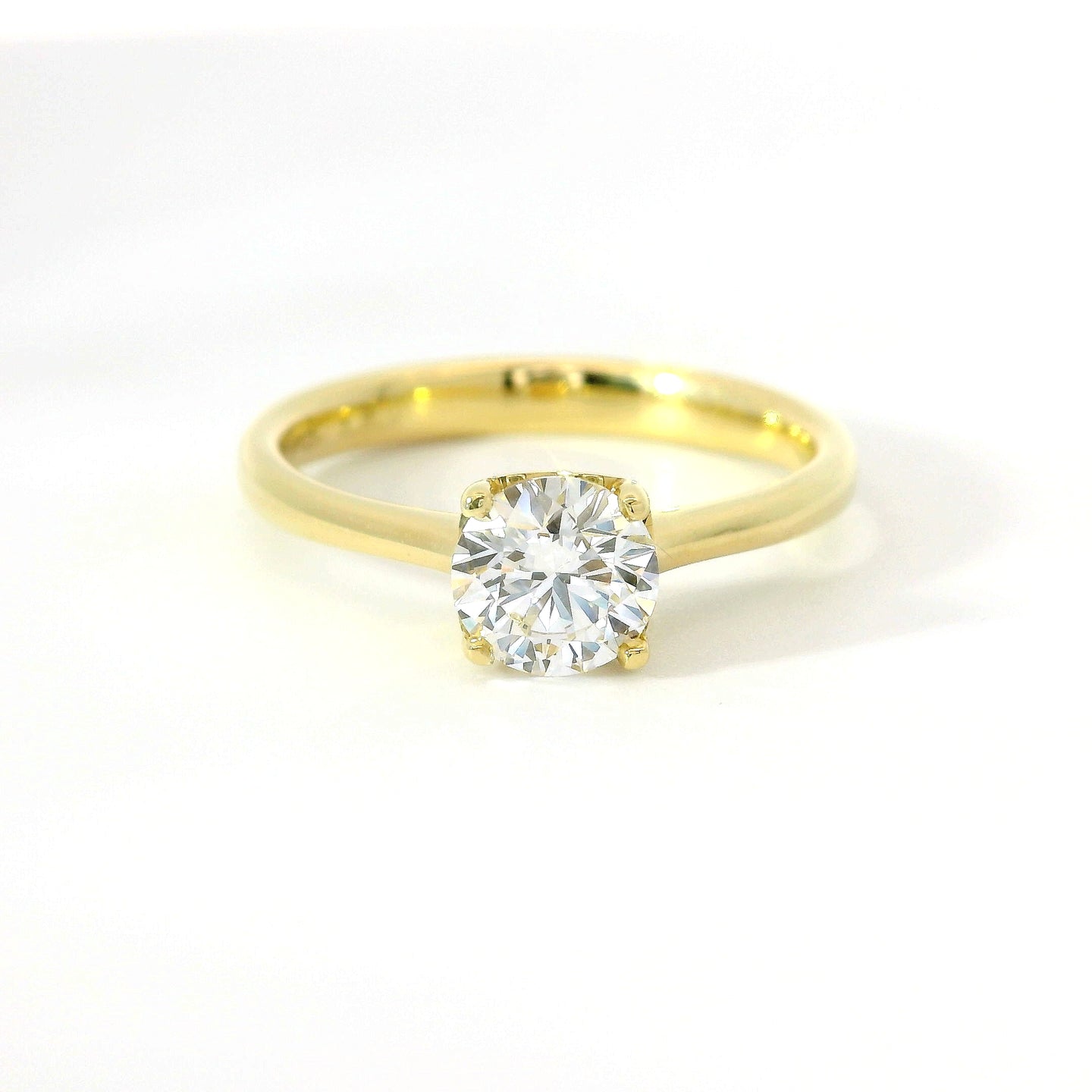 Solitario in oro giallo con diamante lab-grown taglio brillante, 0,68 carati.