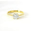Solitario in oro giallo con diamante lab-grown taglio brillante, 0,68 carati.