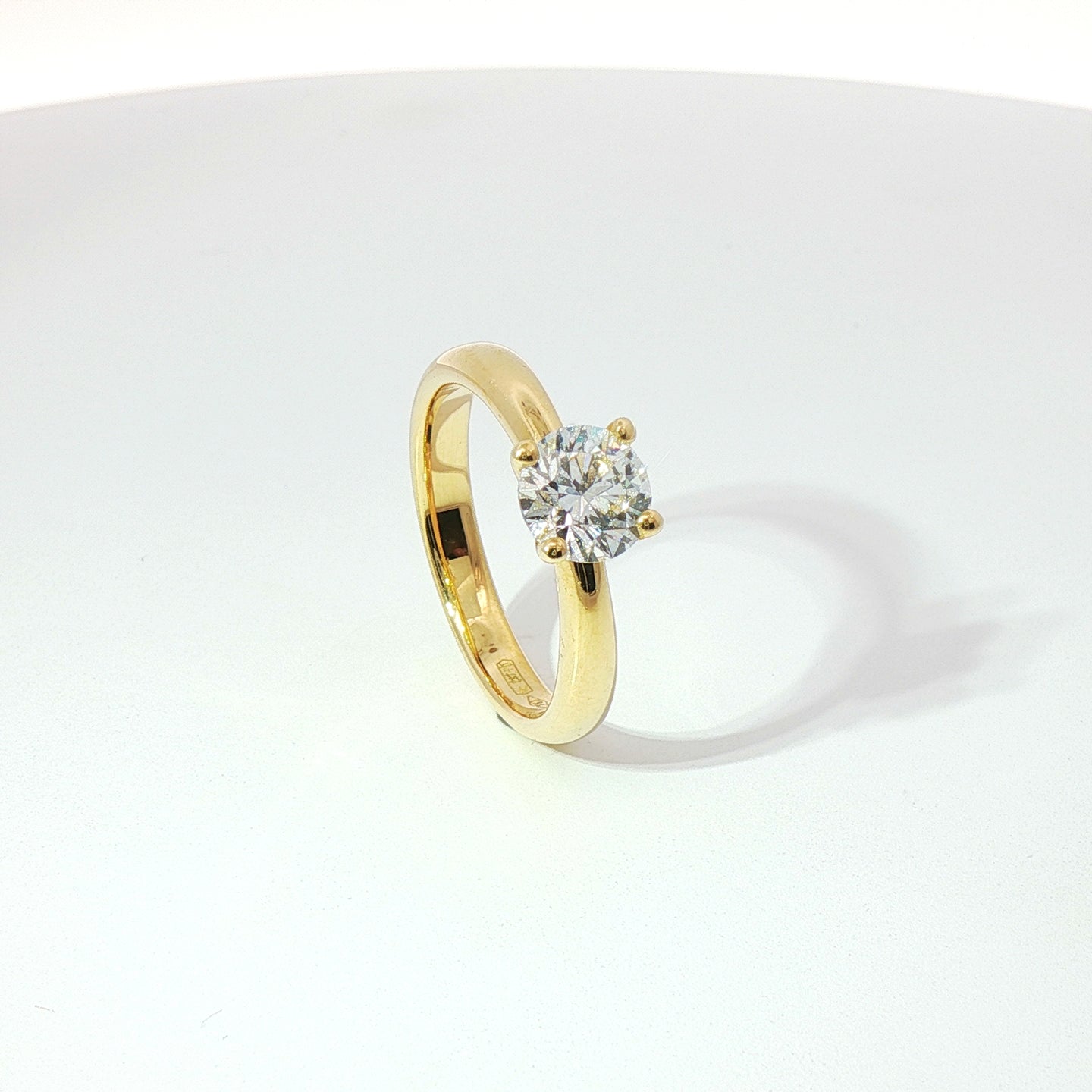 Solitario in oro giallo con diamante Lab-Grown taglio brillante, 1,00 carati.