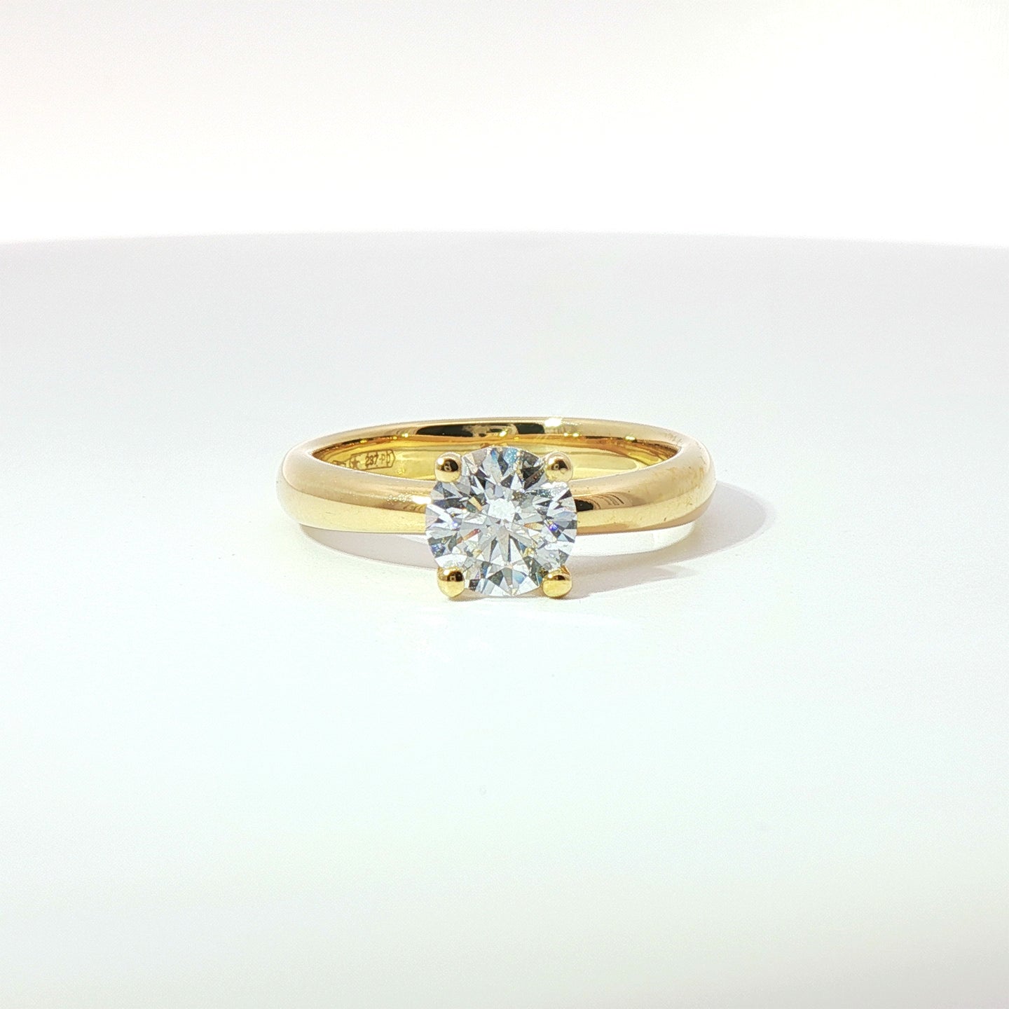 Solitario in oro giallo con diamante Lab-Grown taglio brillante, 1,00 carati.