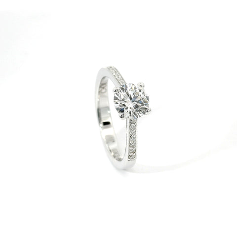 Solitario in oro bianco con diamanti lab-grown taglio brillante sul gambo, 1,03 carati.