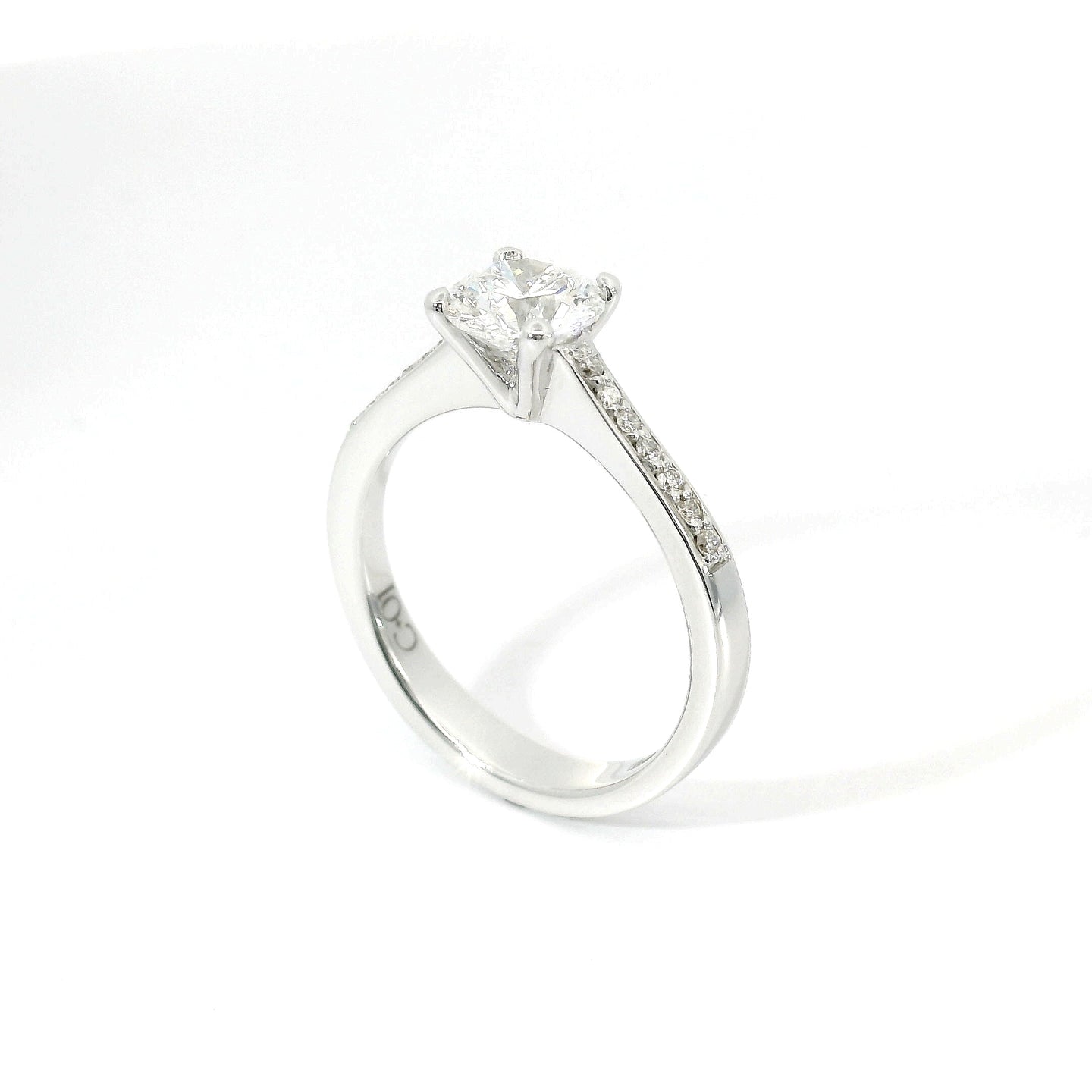 Solitario in oro bianco con diamanti lab-grown taglio brillante sul gambo, 1,03 carati.