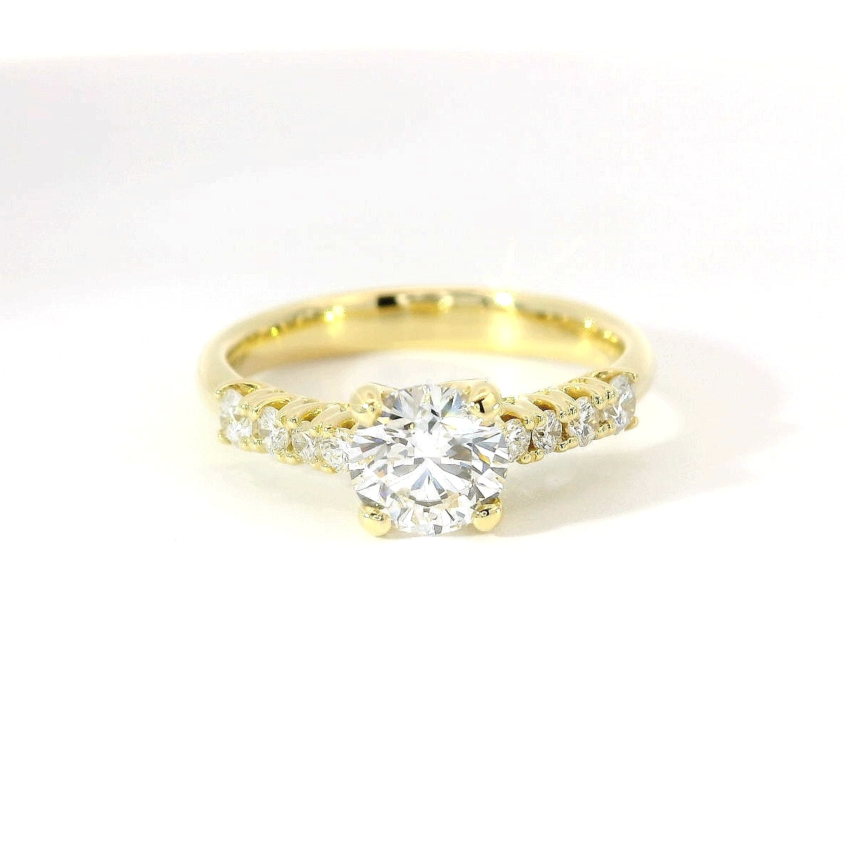 Solitario in oro giallo con diamanti lab-grown taglio brillante, 1,04 carati.