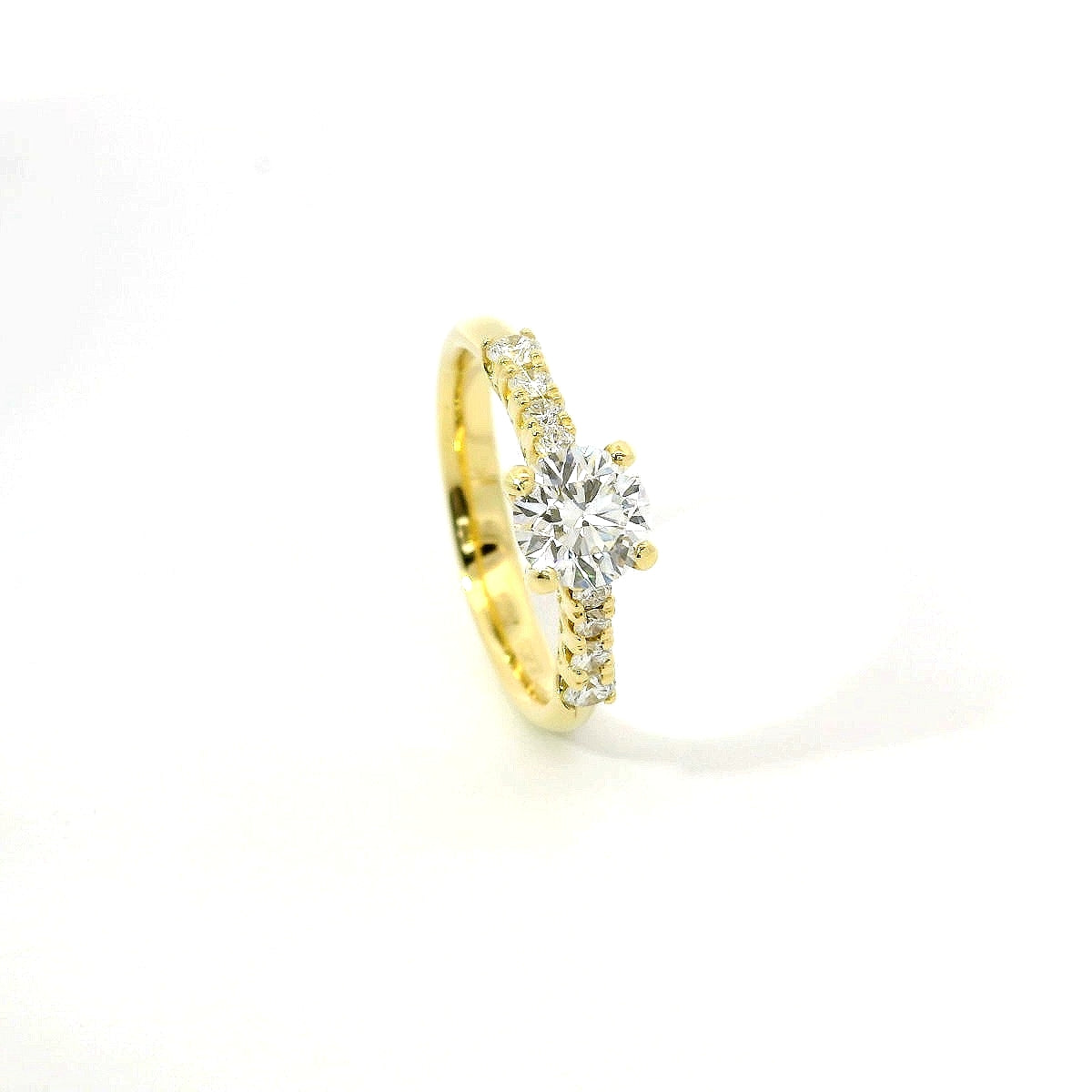 Solitaire in yellow gold with brilliant-cut lab-grown diamonds, 1.04 carats.