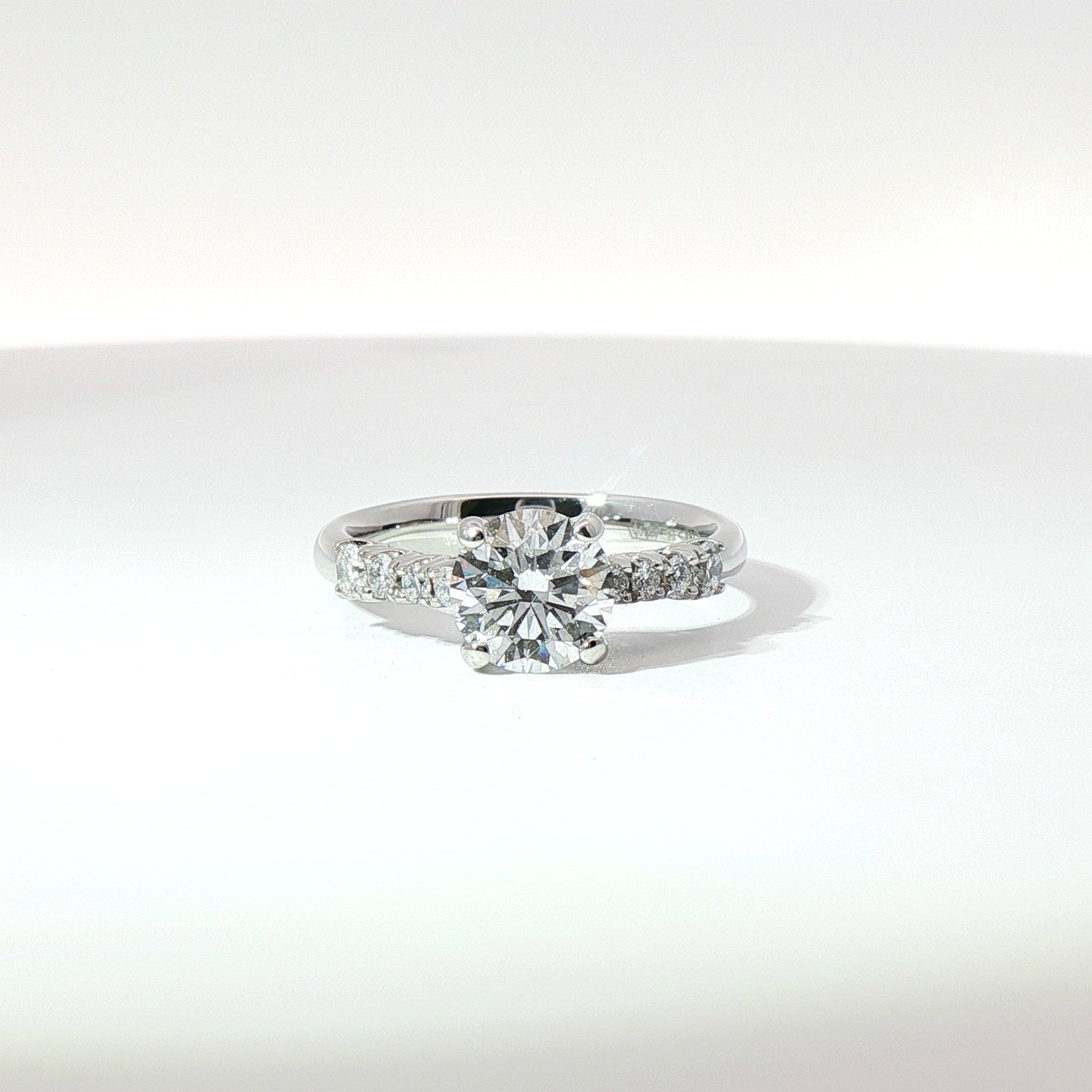 Solitario in oro bianco con diamanti Lab-Grown taglio brillante, 1,49 carati.