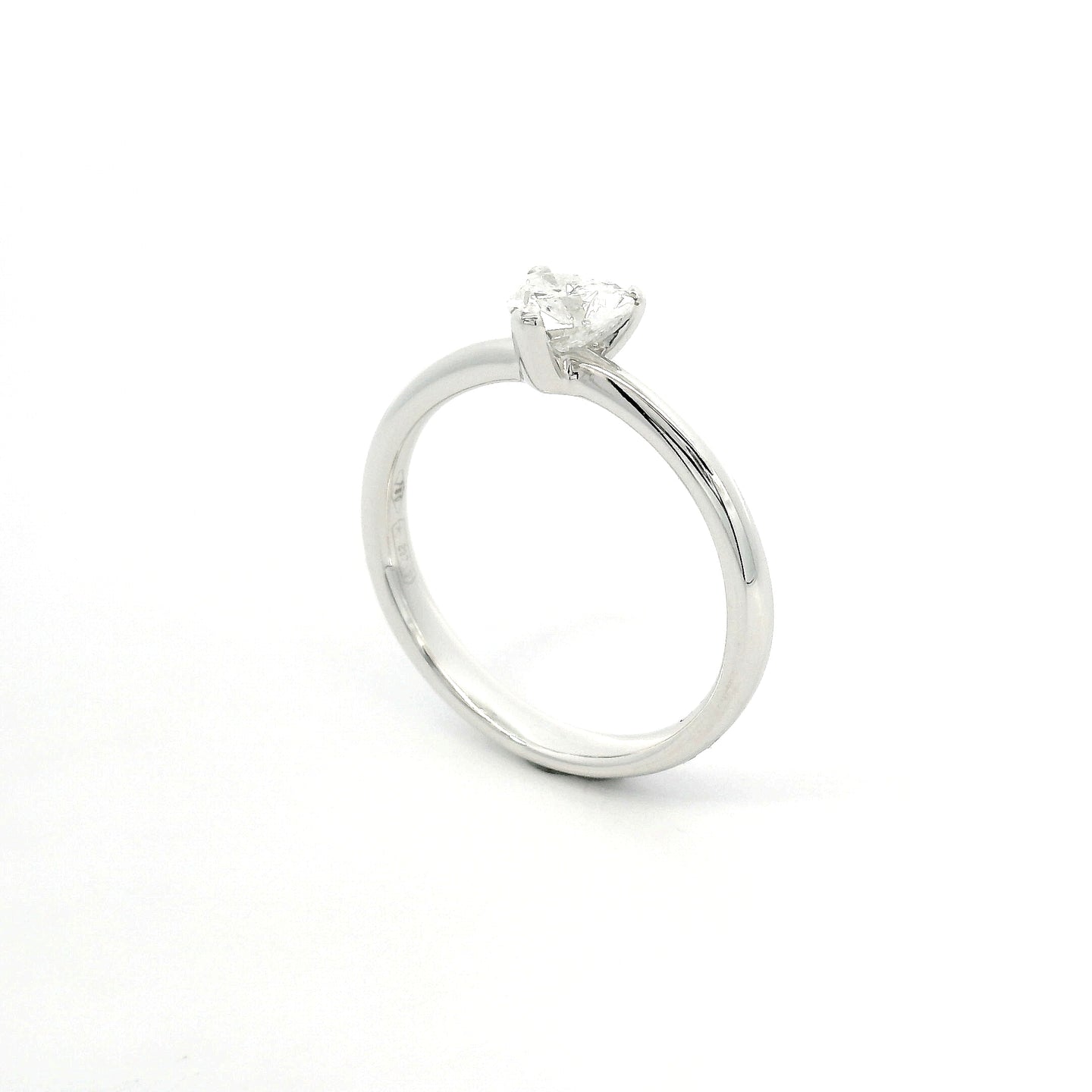 Solitario in oro bianco con diamante lab-grown taglio cuore, 0,50 carati.